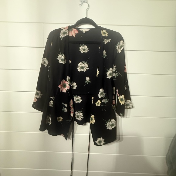 Sweet Wanderer Tops - Sweet Wanderer Black Floral Kimono
